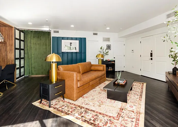 Chic 3br Escape Steps From Old Town Bars Free Parking Apartment