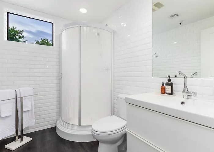 Chic 3br Escape Steps From Old Town Bars Free Parking Apartment