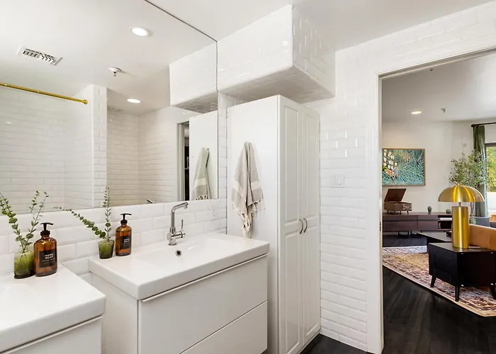 Apartment Chic 3br Escape Steps From Old Town Bars Free Parking *