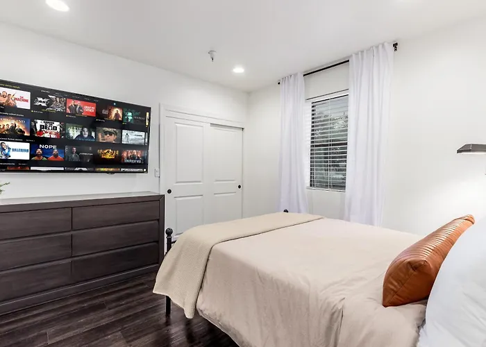 Chic 3br Escape Steps From Old Town Bars Free Parking Apartment Scottsdale