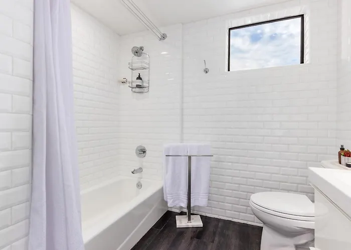 Chic 3br Escape Steps From Old Town Bars Free Parking *