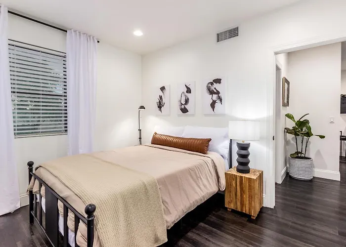 Apartment Chic 3br Escape Steps From Old Town Bars Free Parking