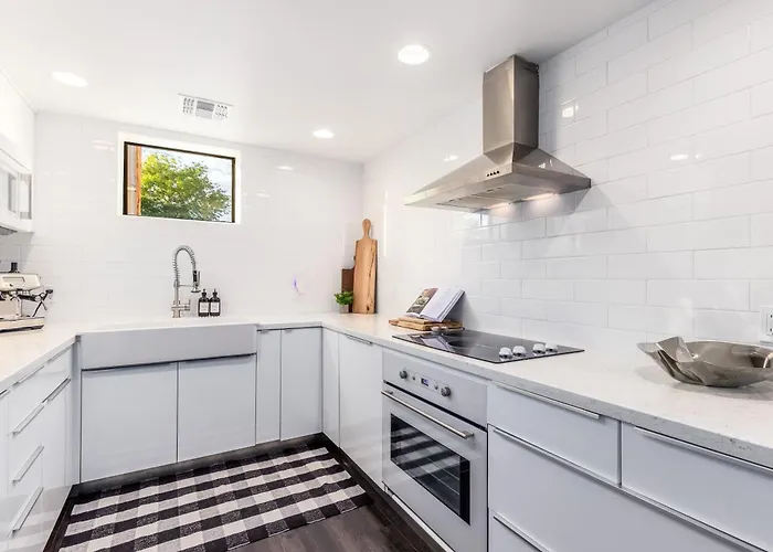 Chic 3br Escape Steps From Old Town Bars Free Parking Apartment Scottsdale