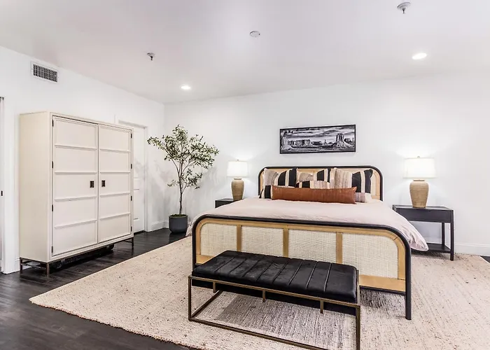 Chic 3br Escape Steps From Old Town Bars Free Parking *