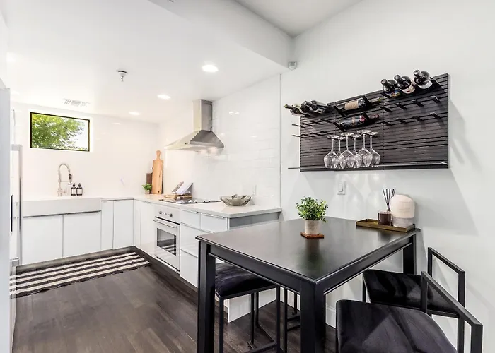 Chic 3br Escape Steps From Old Town Bars Free Parking