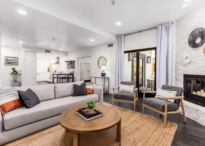 Chic 3br Escape Steps From Old Town Bars Free Parking Apartment *