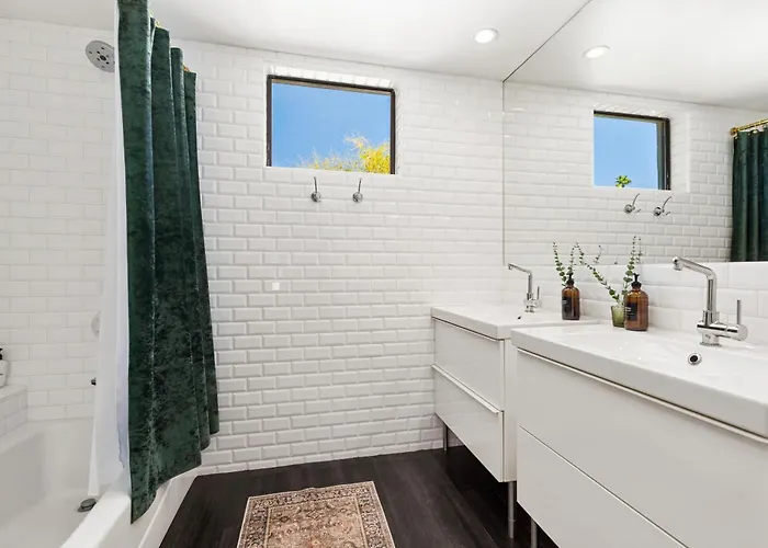 Chic 3br Escape Steps From Old Town Bars Free Parking Apartment *