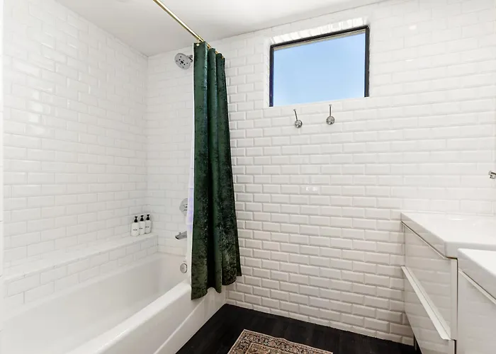 Chic 3br Escape Steps From Old Town Bars Free Parking