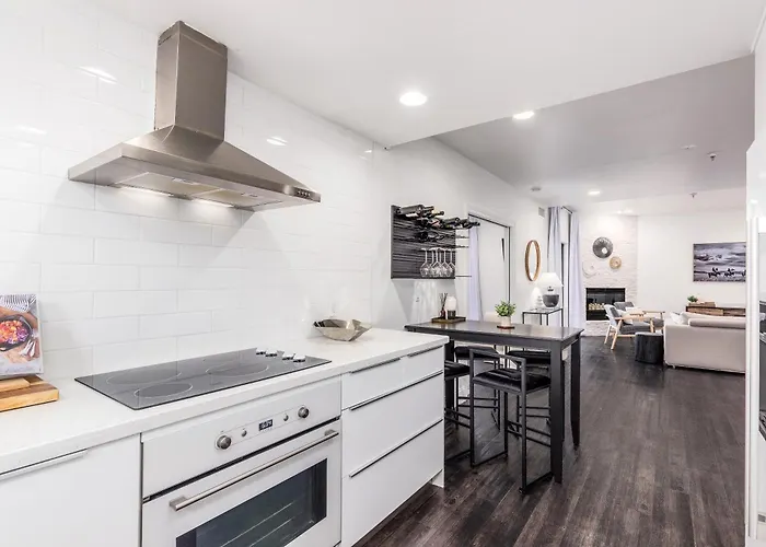 Chic 3br Escape Steps From Old Town Bars Free Parking Apartment