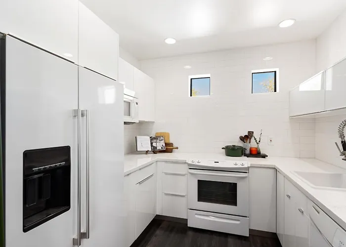 Apartment Chic 3br Escape Steps From Old Town Bars Free Parking